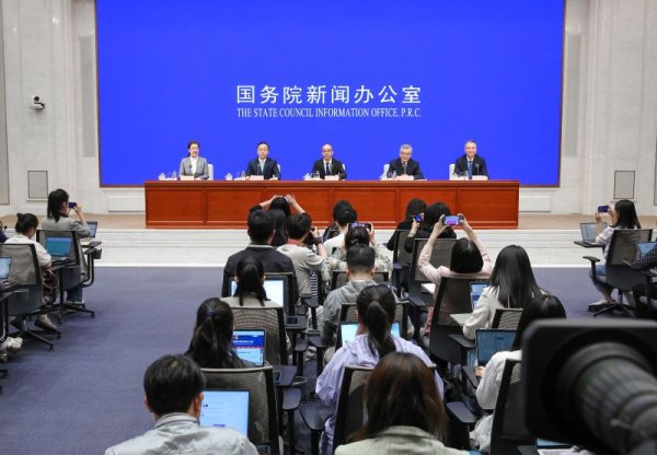 荣利通 中国人民银行副行长、国家外汇局局长朱鹤新出席国新办新闻发布会并答记者问